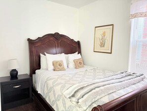 3 bedrooms, desk, iron/ironing board, WiFi - Carytown Home/Free Parking/Fenced Yard/Family-Friendly/4TVs (Richmond)