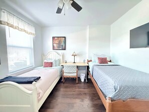 3 bedrooms, desk, iron/ironing board, WiFi