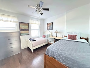3 Schlafzimmer, Schreibtisch, Bügeleisen/Bügelbrett, WLAN