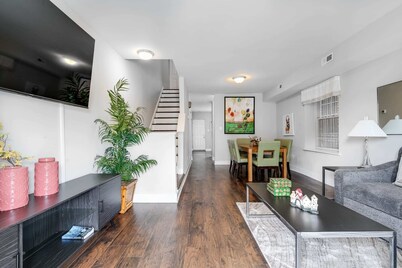 Carytown Home/Free Parking/Fenced Yard/Family-Friendly/4TVs