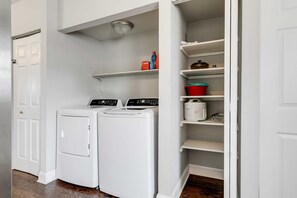 Interior - Carytown Home/Free Parking/Fenced Yard/Family-Friendly/4TVs (Richmond)