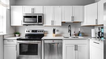 Kjøleskap, mikrobølgeovn, ovn og kokeplater