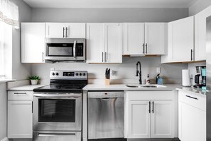 Fridge, microwave, oven, stovetop - Carytown Home/Free Parking/Fenced Yard/Family-Friendly/4TVs (Richmond)