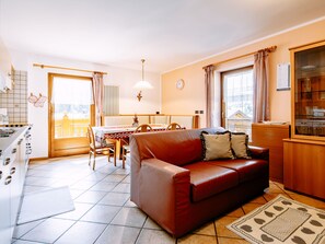 TV - Apartment Carmen by Interhome (Soraga di Fassa)