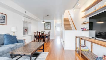 TV, livros, escritórios