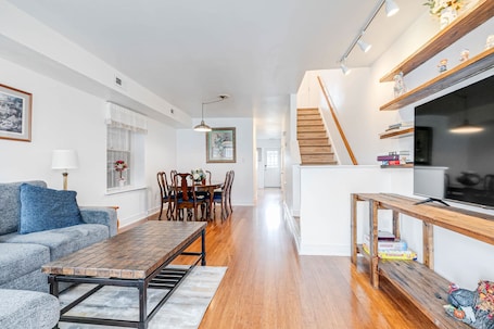 テレビ、書庫、書斎 / ワークスペース. Oaks Retreat Carytown House: Family & Pet Friendly