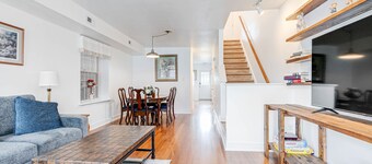 Oaks Retreat Carytown House: Family & Pet Friendly