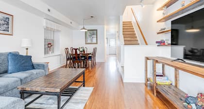 Oaks Retreat Carytown House: Family & Pet Friendly