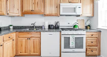 Oaks Retreat Carytown House: Family & Pet Friendly