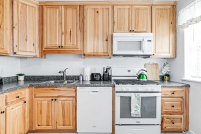 Oaks Retreat Carytown House: Family & Pet Friendly