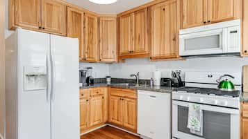 Frigorífico, microondas, horno y placa de cocina