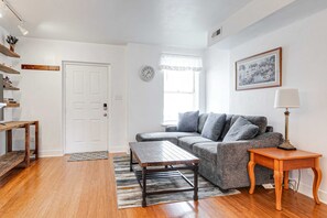 Televisie, boeken en een kantoor