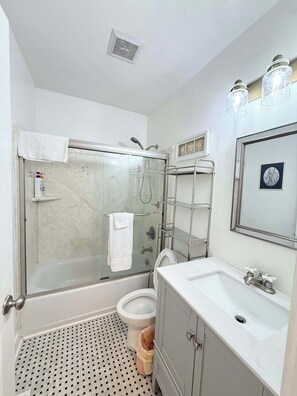 Dusj, hårføner og håndklær