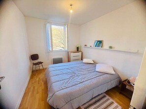 2 slaapkamers, een bureau, wifi