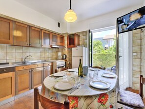 Fridge, oven, cookware/dishes/utensils