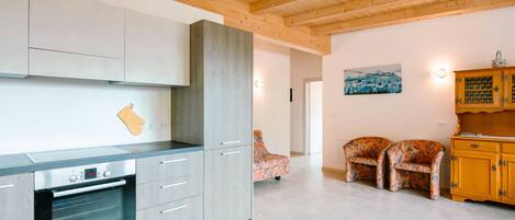 KĂŒhlschrank, Ofen, GeschirrspĂŒler, Kochgeschirr/Geschirr/Besteck