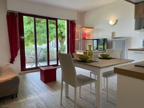 TV - Studio 2 pers, Minimes Residence with pool access July/August (La Rochelle)