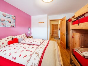 2 bedrooms, iron/ironing board, WiFi