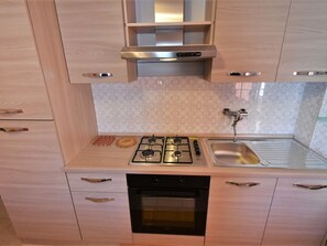 Réfrigérateur, micro-ondes, four