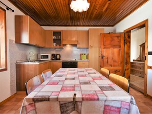 Kühlschrank, Mikrowelle, Ofen, Kochgeschirr/Geschirr/Besteck