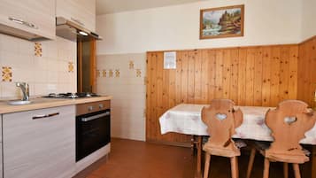 Fridge, oven, cookware/dishes/utensils, dining tables