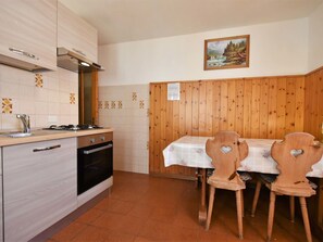 Refrigerador, horno, utensilios de cocina