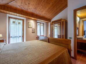 3 bedrooms, desk, Internet