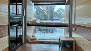 A compact room with a bunk bed, a small table, and a bench. - Hotel O Ting Brother Sg Klah Inn (Sungkai)