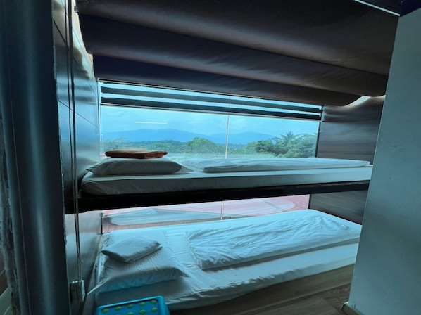 Suíte família | 1 quarto, escrivaninha, espaço de trabalho para notebook, roupa de cama