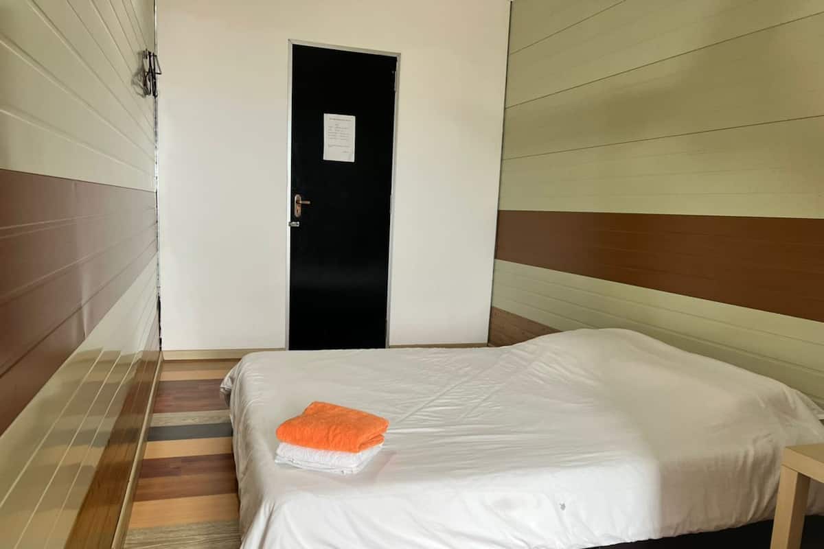 1 slaapkamer, een bureau, een laptopwerkplek, beddengoed