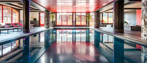 Piscina coperta, una piscina riscaldata
