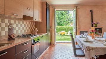 Frigorifero, forno, lavastoviglie, seggiolone