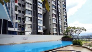 Ein modernes Mehrfamilienhaus mit Dachpool und Whirlpool.