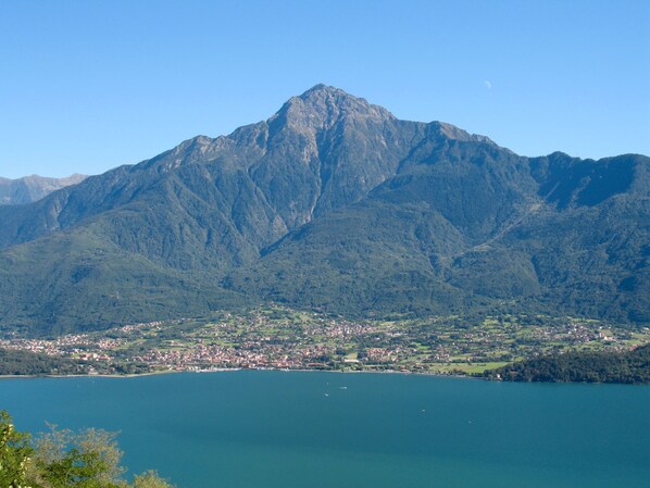 A mountain with a town in the valley below and a lake in the foreground. - Villa Zaferina (CCO113) by Interhome (Colico)