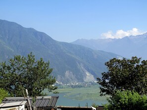 A mountainous landscape with a lake and a small settlement in the valley. - Raviscioni Albino by Interhome (Sorico Albonico)