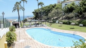 A swimming pool with a sunbed area, a tennis court, and a view of the sea. - Apartment Salz by Interhome (Salobreña)