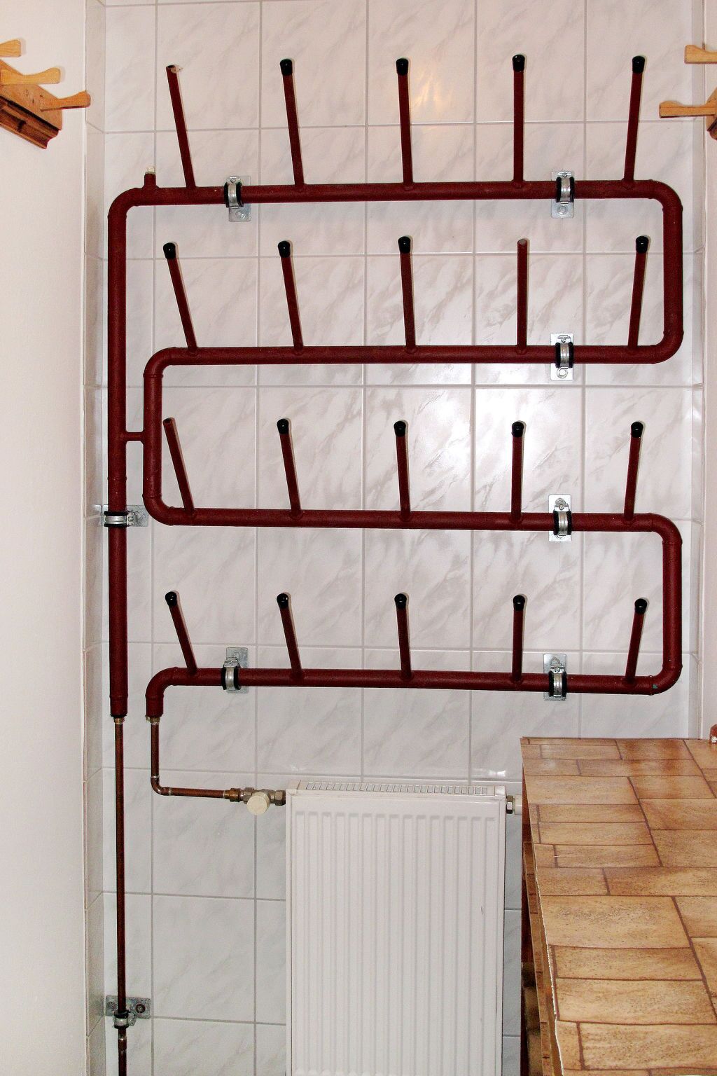 Un baño con un sistema de toalleros y un radiador.