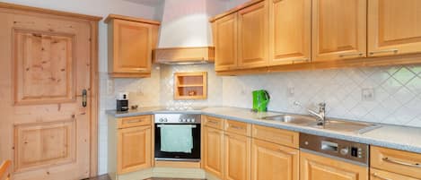 Fridge, oven, dishwasher, cookware/dishes/utensils