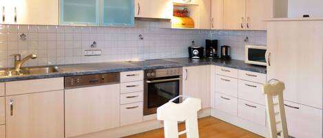 Réfrigérateur, micro-ondes, four, lave-vaisselle