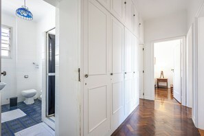 Doccia, asciugacapelli, asciugamani, sapone