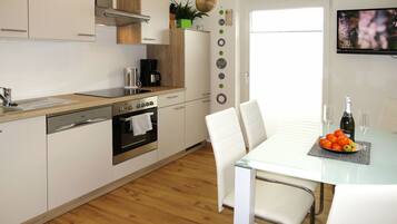 Kühlschrank, Mikrowelle, Ofen, Geschirrspüler