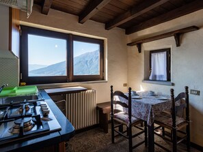 Kühlschrank, Kochgeschirr/Geschirr/Besteck, Esstisch