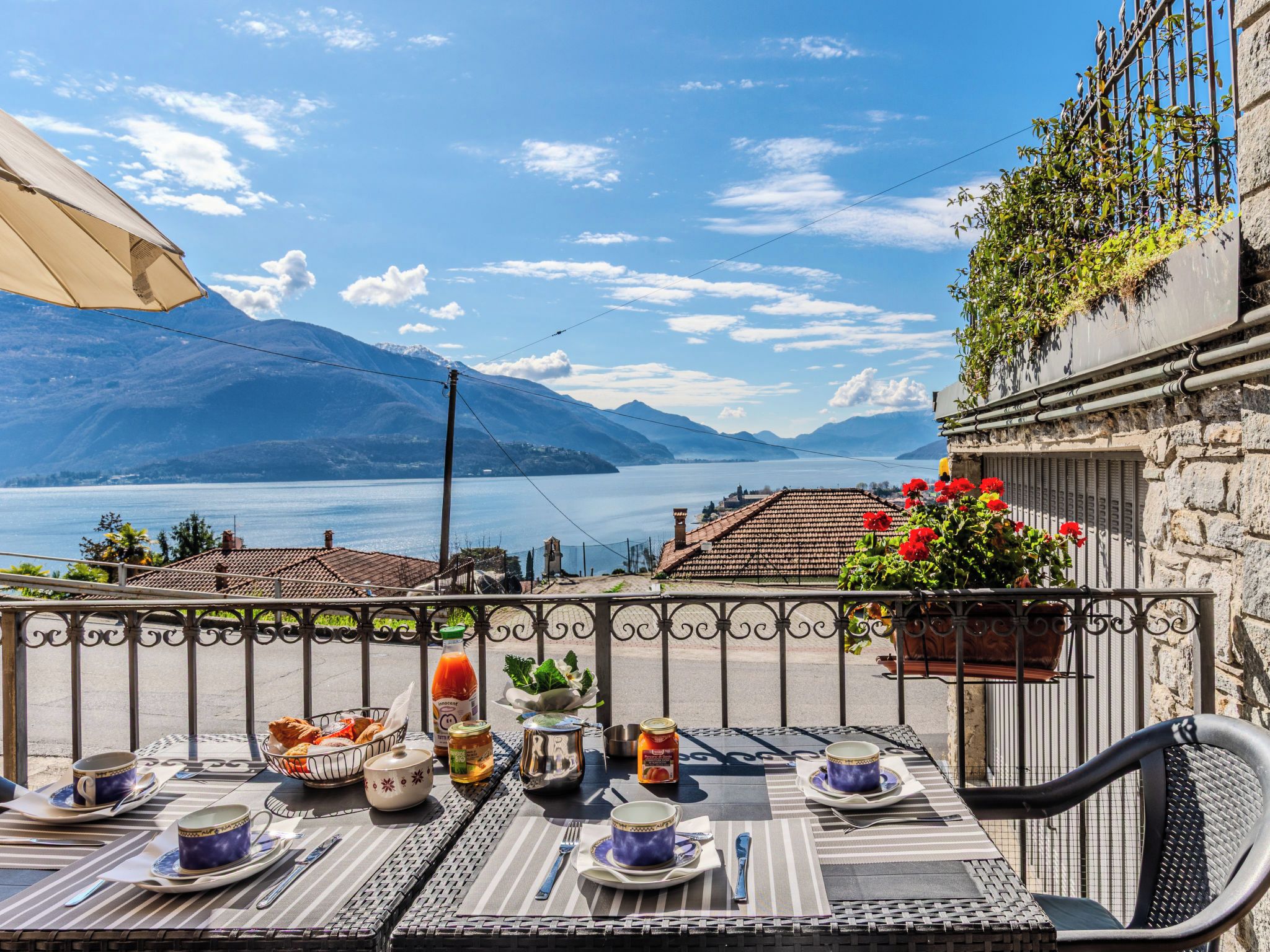 Mesa lista para comer con vista a un lago y montañas.
