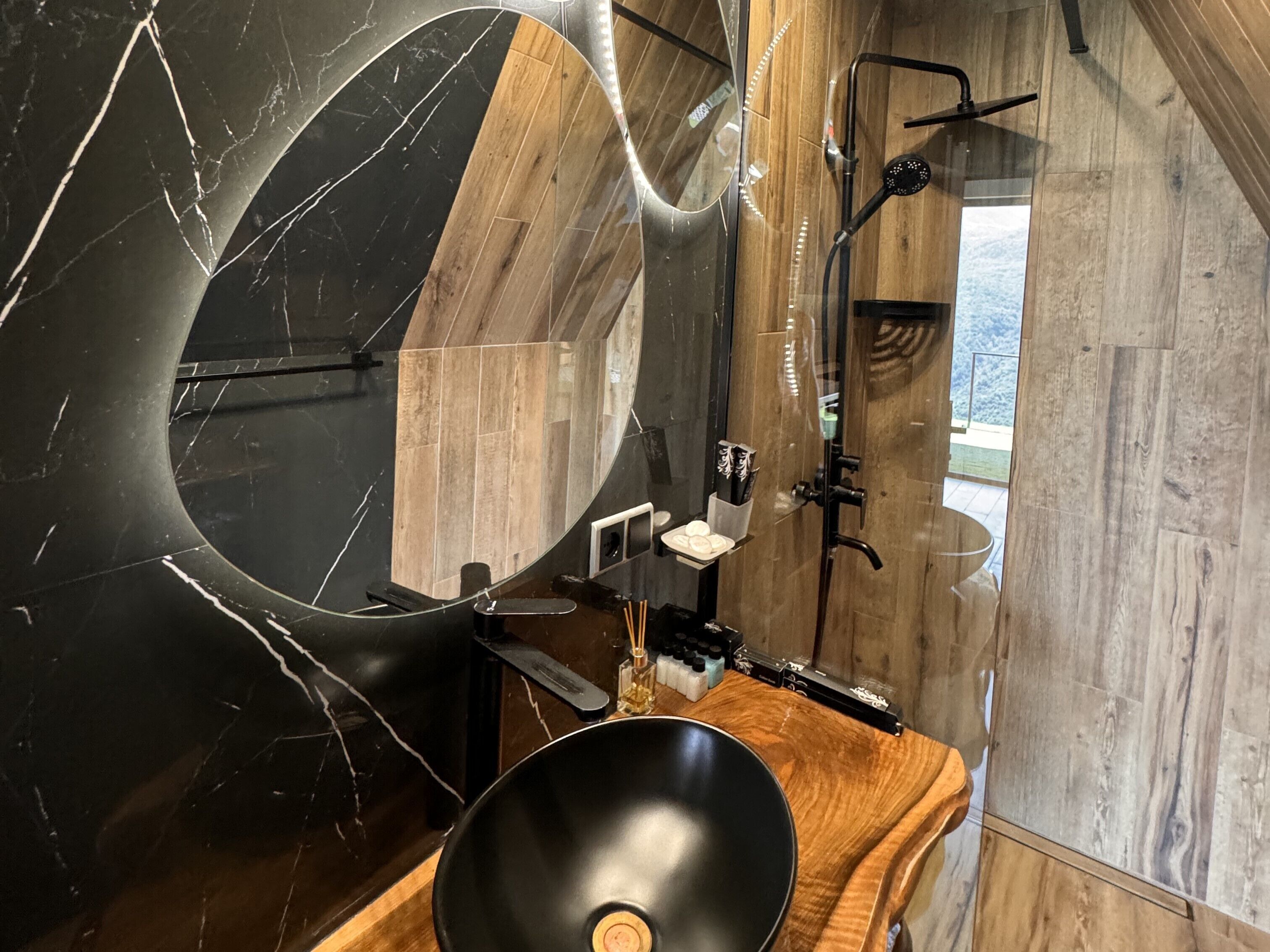 Ducha, artículos de tocador gratuitos, secador de pelo, batas