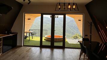 Casa familiar, balcón, vistas a la montaña | Zona de estar | Una televisión, suelo radiante
