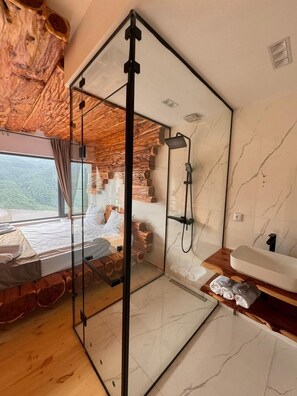 Panorama-alpehytte - balkon - bjergudsigt | Egyptiske bomuldslagner, premium-sengetøj, minibar, individuelt design
