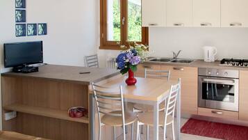 冷蔵庫、調理器具と食器