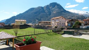 Zona residencial con casas, una montaña al fondo y cielo despejado.