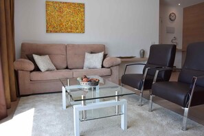 Suite – junior, terrasse, sjøutsikt | Safe på rommet, skrivebord og skrivebord for bærbar PC