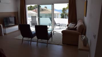Suite junior, Terraza, vista al mar | 1 habitación, caja de seguridad en la habitación y escritorio
